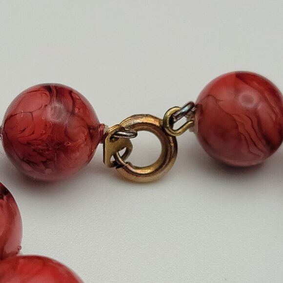 Vintage Lucite Graduated Ball Bead Necklace 30 Inch Red Marble Spring Ring Clasp - Picture 5 of 7